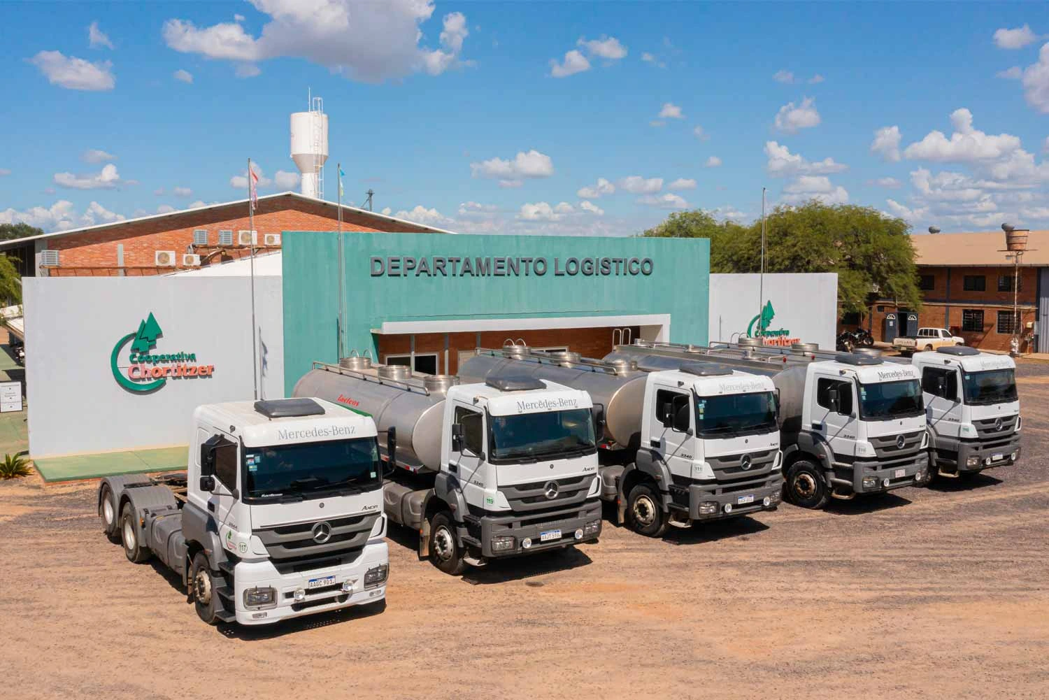 El Grupo Condor entregó 10 camiones Axor de Mercedes-Benz a Chortitzer