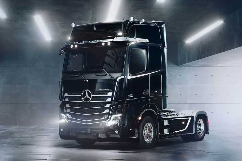 La marca Mercedes-Benz camiones representa excelencia y rendimiento a la hora de sudar la gota gorda por el equipo.