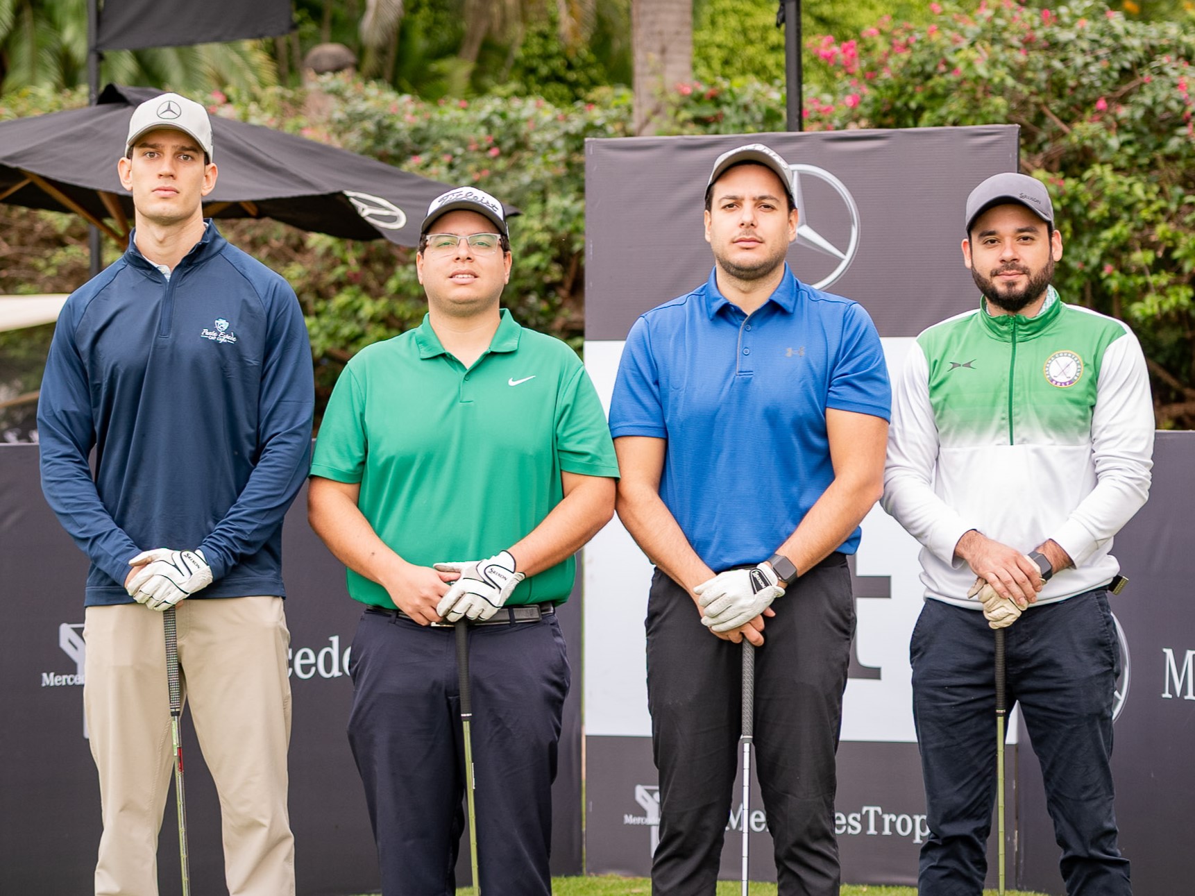 Grupo de golfistas posando antes de su salida en el torneo MercedesTrophy Paraguay.