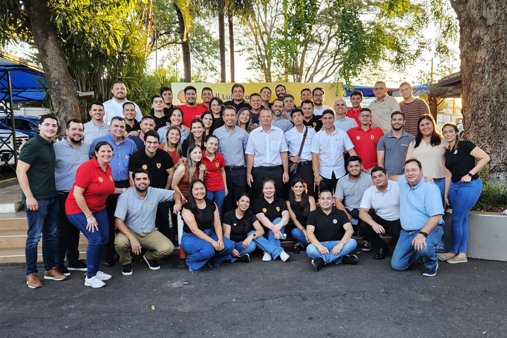Equipo de Shell Lubricantes Paraguay celebra el reconocimiento como Mejor Macro Distribuidor de América Latina en una foto grupal.