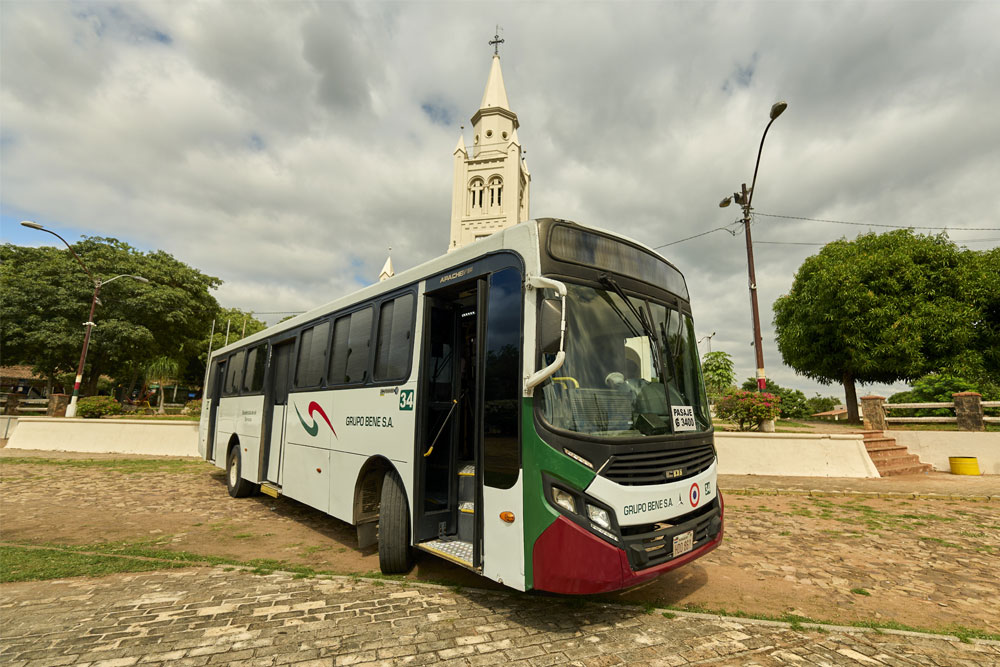 Unidad del Grupo Bene lista para operar el Servicio Búho en Asunción, estacionada frente a un edificio emblemático Unidad del Grupo Bene lista para operar el Servicio Búho en Asunción, estacionada frente a un edificio emblemático