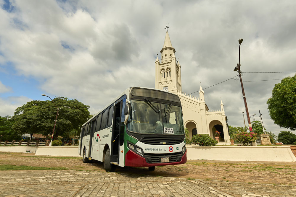 Autobús del Grupo Bene frente a iglesia, parte del Servicio Búho de transporte nocturno. Autobús del Grupo Bene frente a iglesia, parte del Servicio Búho de transporte nocturno.