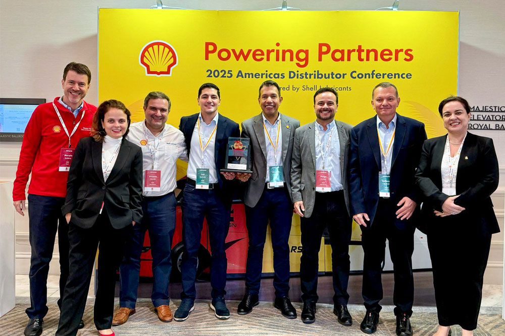Representantes De Shell Lubricantes Paraguay Reciben El Premio Al Mejor Macro Distribuidor De America Latina Durante La Conferencia Powering Partners 2025