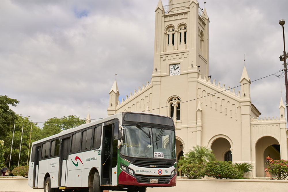 Autobús del Grupo Bene frente a iglesia, parte del Servicio Búho de transporte nocturno Autobús del Grupo Bene frente a iglesia, parte del Servicio Búho de transporte nocturno