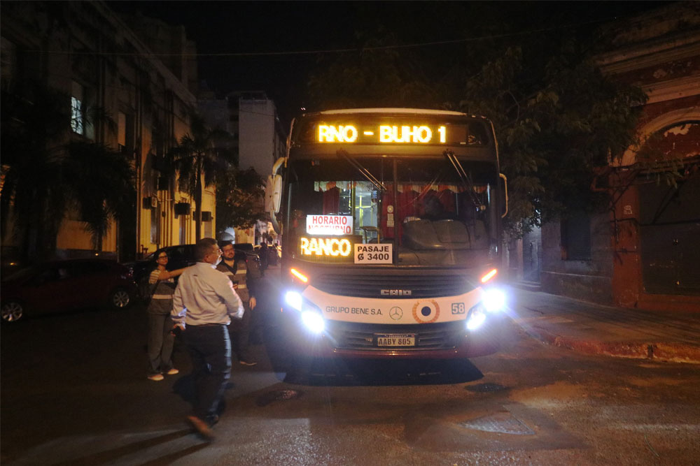 Inicio del recorrido nocturno del Servicio Búho en Asunción, con pasajeros abordando el autobús del Grupo Bene Inicio del recorrido nocturno del Servicio Búho en Asunción, con pasajeros abordando el autobús del Grupo Bene